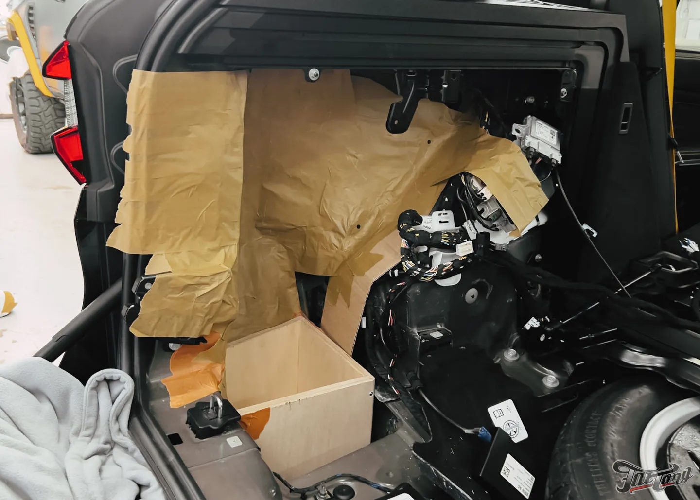 Установка сабвуферного звена и доработка акустической системы на BMW X5 M Competition